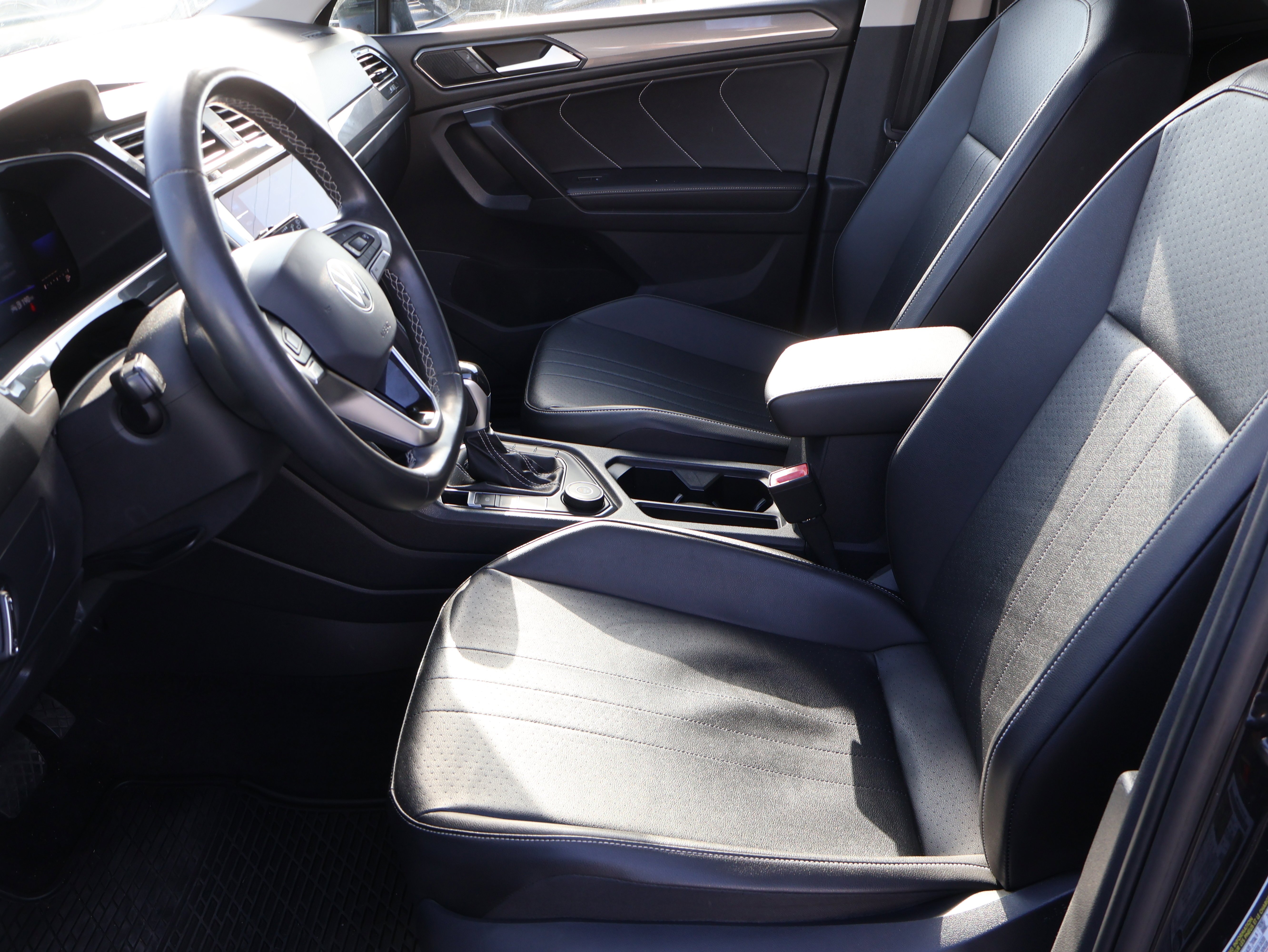 2022 Volkswagen Tiguan SE - Photo 40