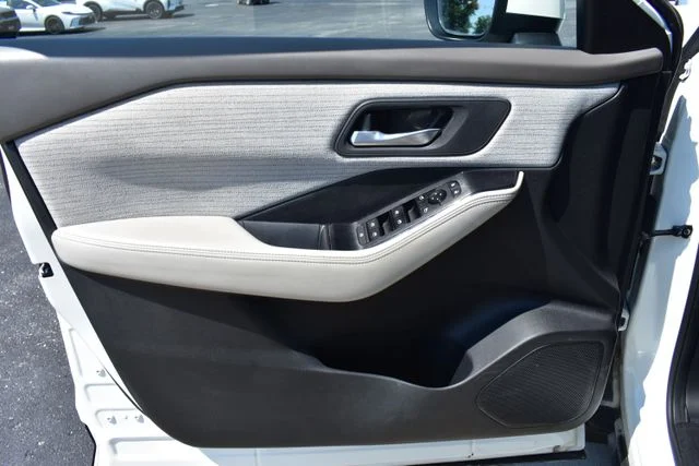 Used 2021 White Nissan SV image 9