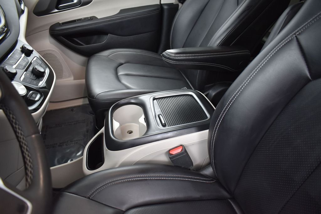 Used 2023 White Chrysler Touring L image 11