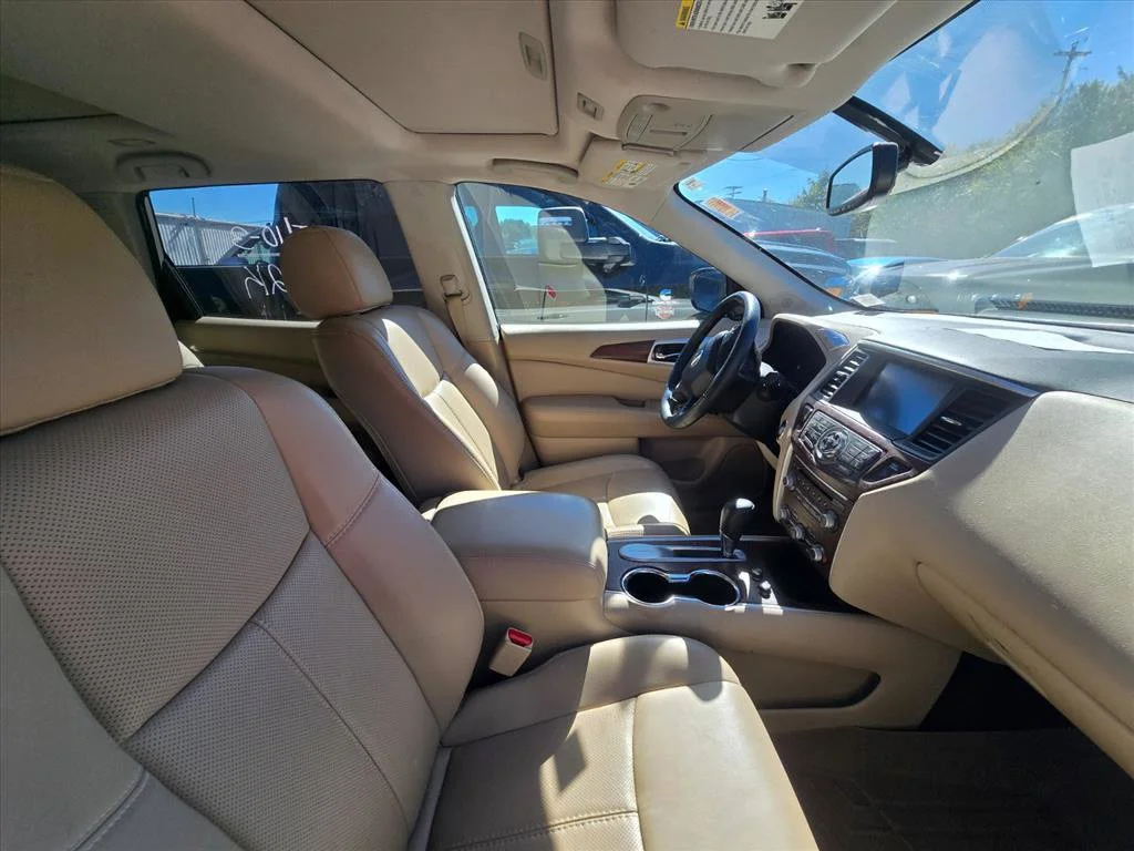 Used 2018 White Nissan Platinum image 9