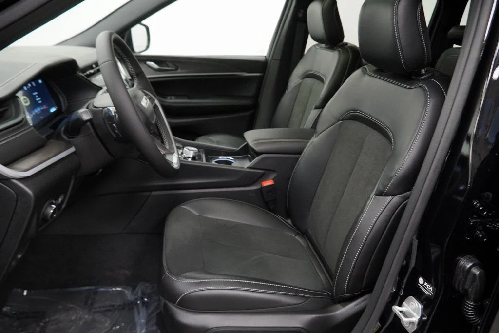 New 2026 Diamond Black Crystal Pearl-Coat Exterior Paint Jeep Altitude image 15