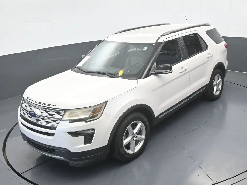 Used 2018 White Platinum Clearcoat Metallic Ford XLT image 48