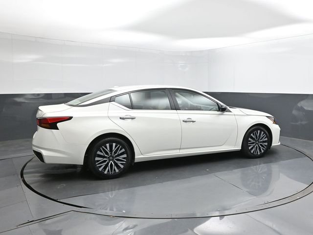 Used 2025 White Nissan 2.5 SV image 11