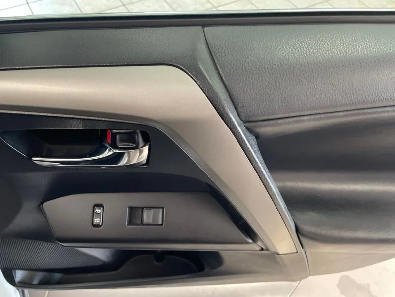 Used 2018 White Toyota XLE image 16