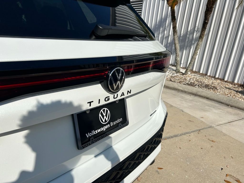 New 2026 White/off-white Volkswagen 2.0T SE R-Line Black image 29