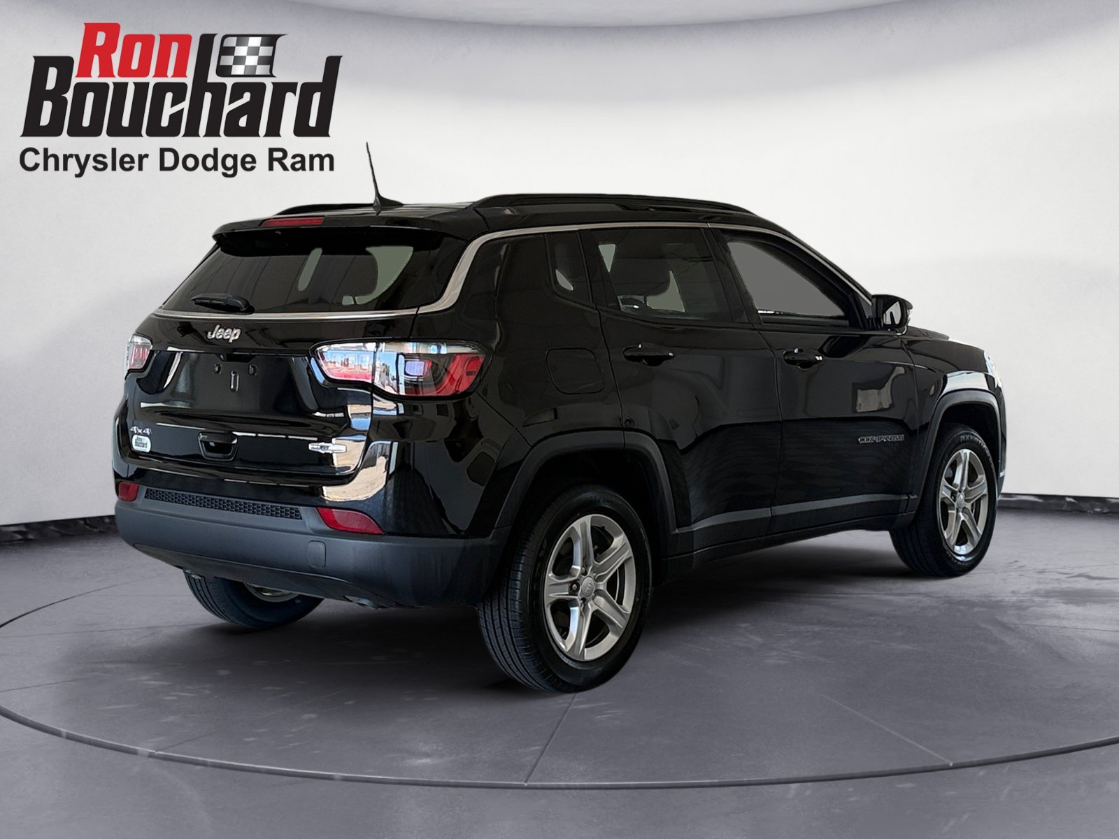 Used 2023 Diamond Black Crystal Pearlcoat Jeep Latitude image 2