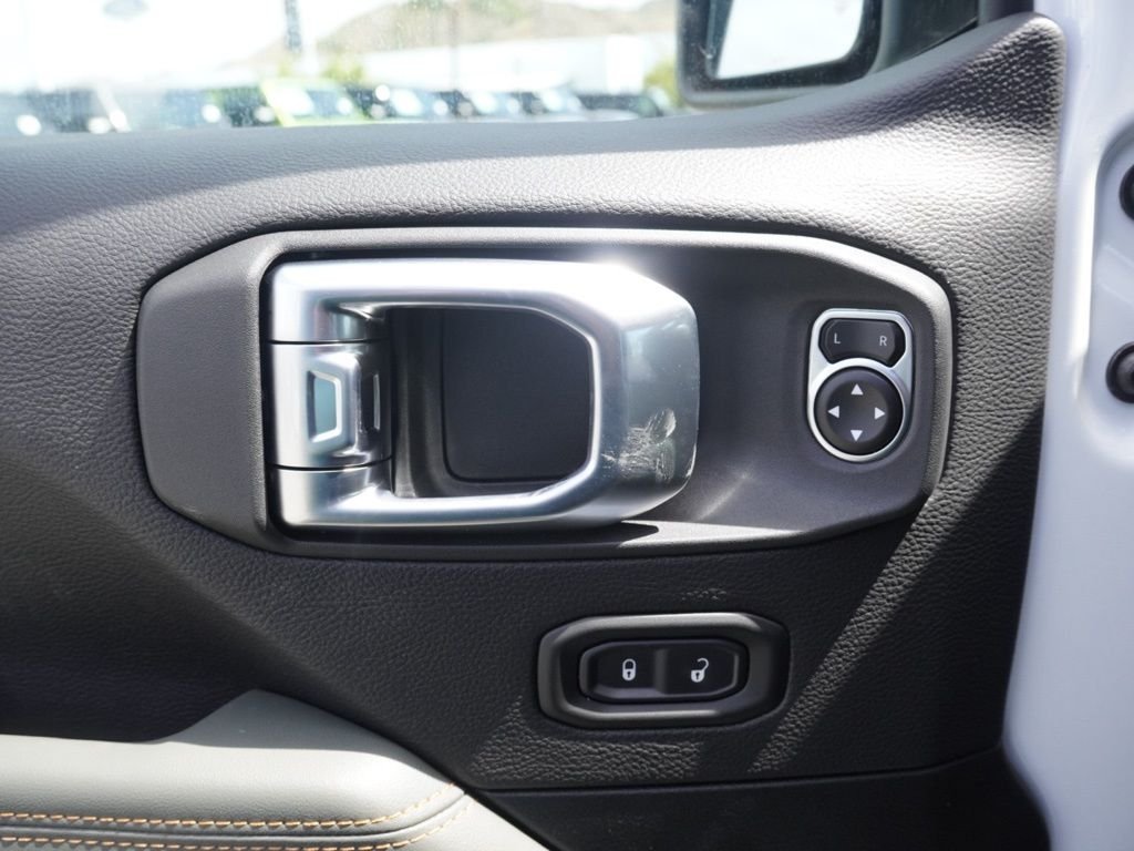 New 2026 Bright White Clear-Coat Exterior Paint Jeep Mojave image 10