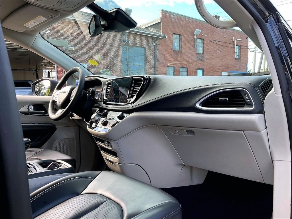 Used 2023 Black Chrysler Touring L image 14
