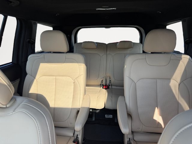 New 2025 Diamond Black Crystal Pearl-Coat Exterior Paint Jeep Limited image 13