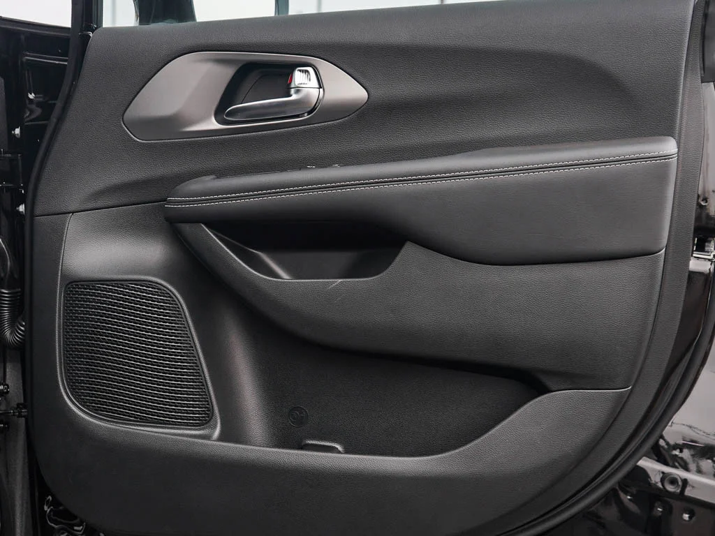 2026 Chrysler Pacifica Select - Photo 10
