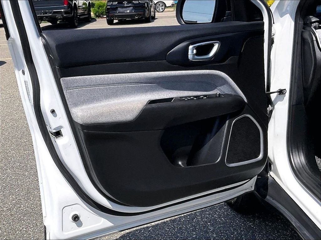 Used 2024 White Jeep Latitude image 9