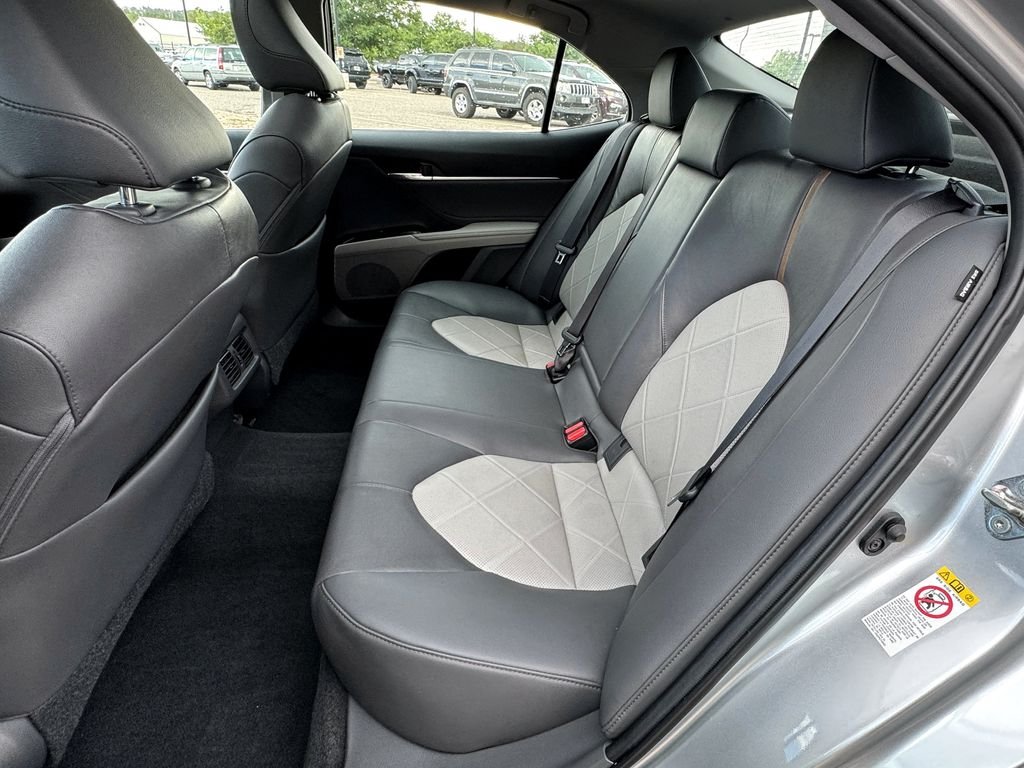 Used 2018 Silver Toyota XLE image 35