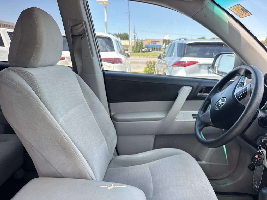 Used 2011 Silver Toyota Base image 10