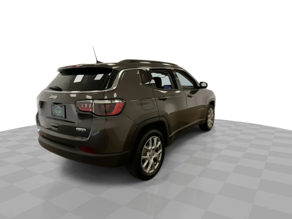 Used 2022 Granite Crystal Metallic Clear Coat Jeep Latitude Lux image 9