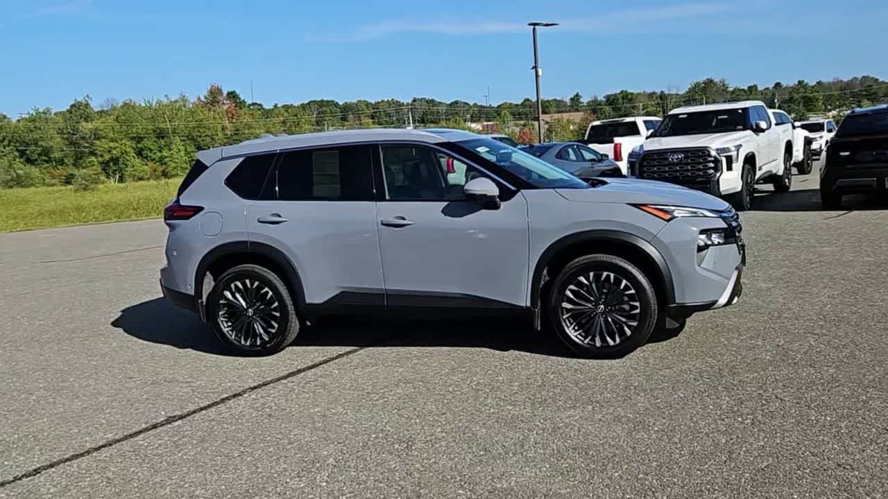 Used 2025 Boulder Gray Pearl Nissan SL image 2