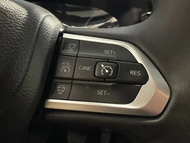 Used 2024  Jeep Limited image 19