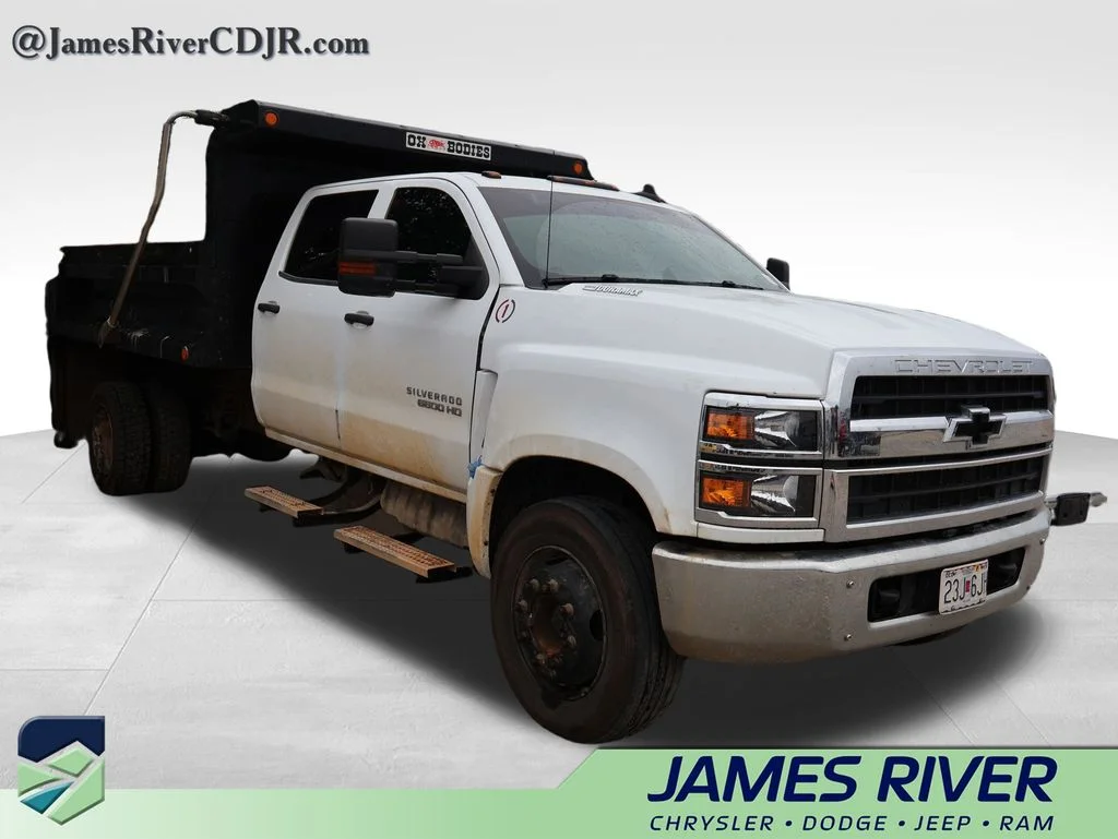 Used 2022 White Chevrolet 1WT image 18