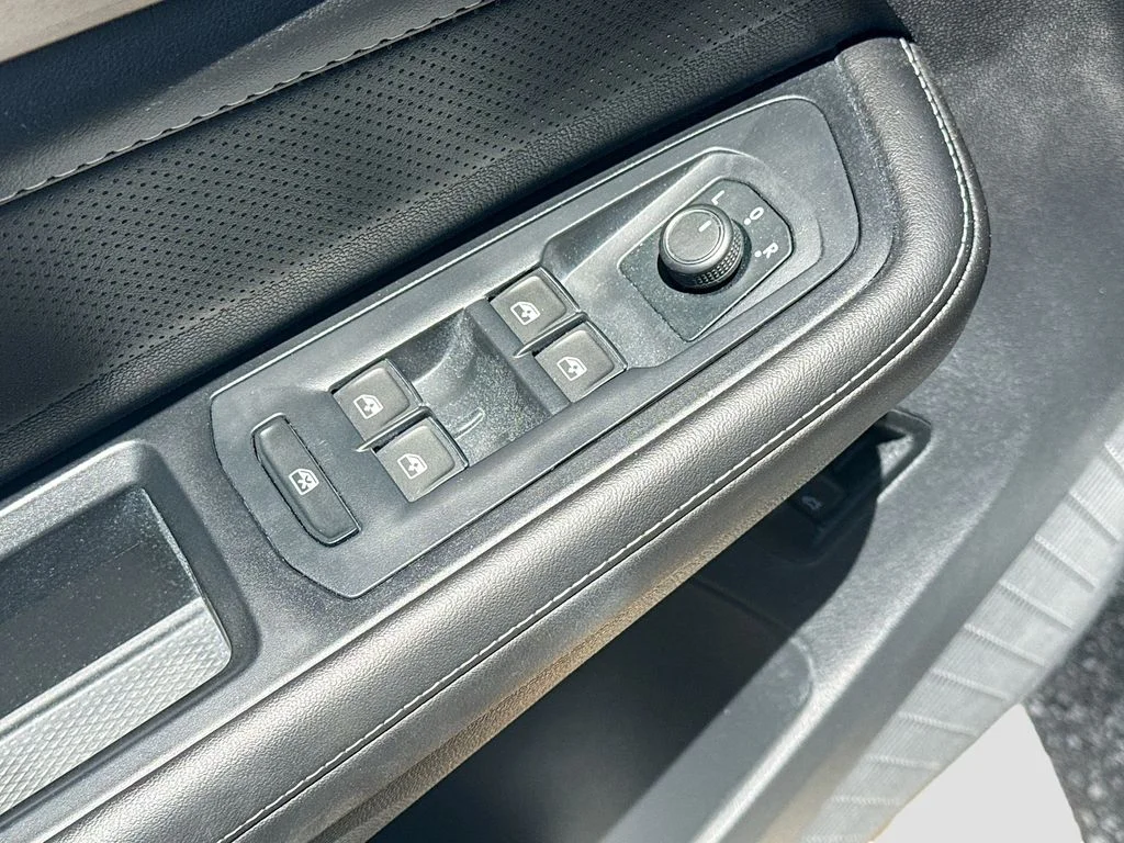 Used 2025  Volkswagen 2.0T SE w/Technology image 19