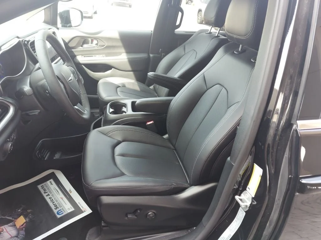 2026 Chrysler Pacifica Select - Photo 17