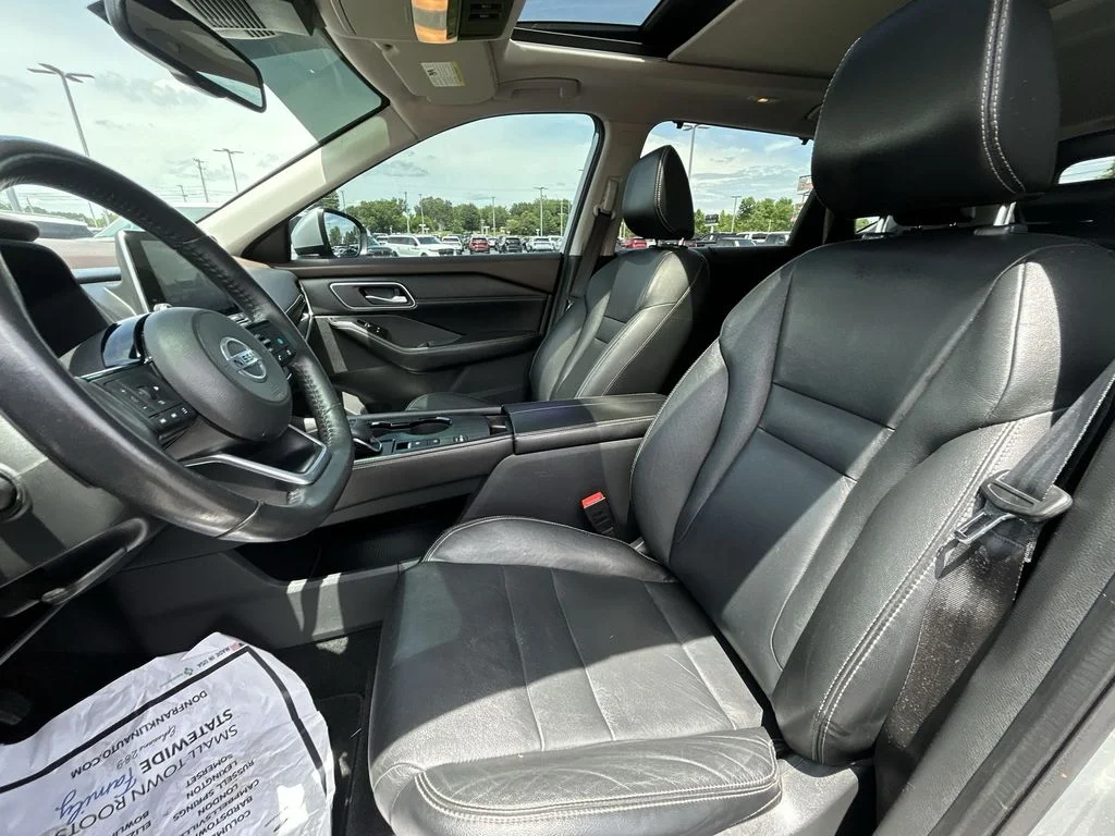 Used 2021 Silver Nissan SL image 17