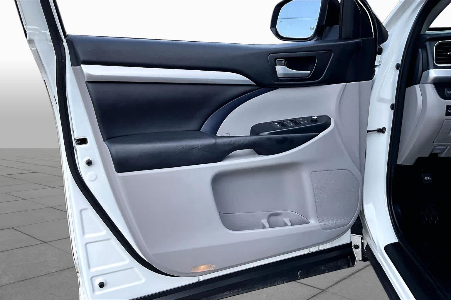 Used 2018 Blizzard Pearl Toyota XLE image 22