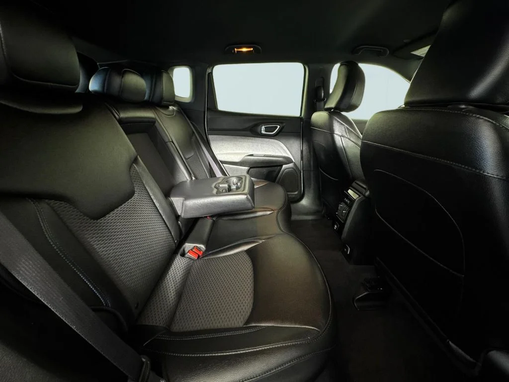 Used 2024 Silver Jeep Latitude image 15