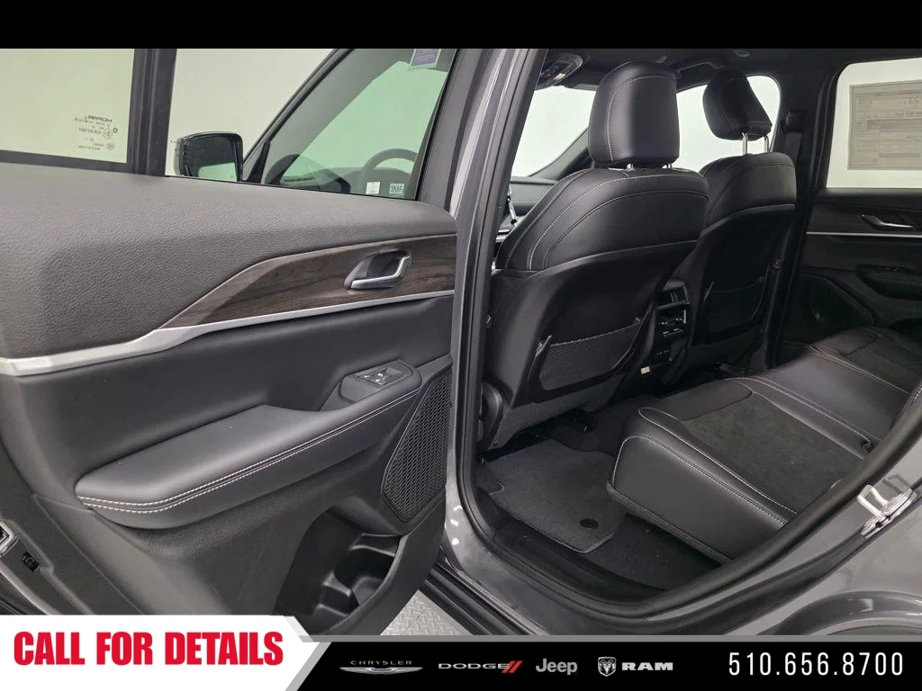 New 2026 Baltic Gray Metallic Clear-Coat Exterior Paint Jeep Altitude image 14
