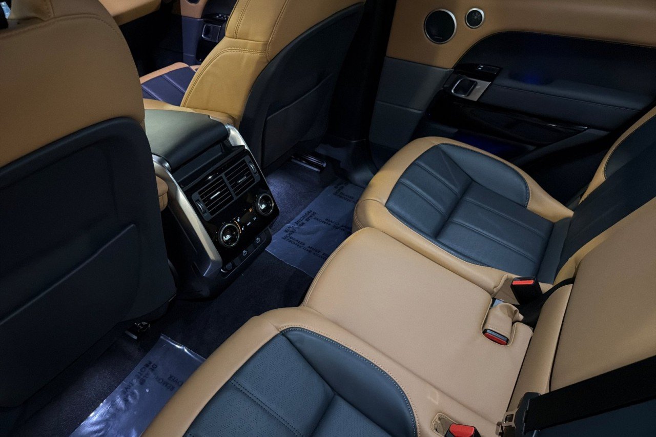 Used 2022 Santorini Black Metallic Land Rover Autobiography image 11