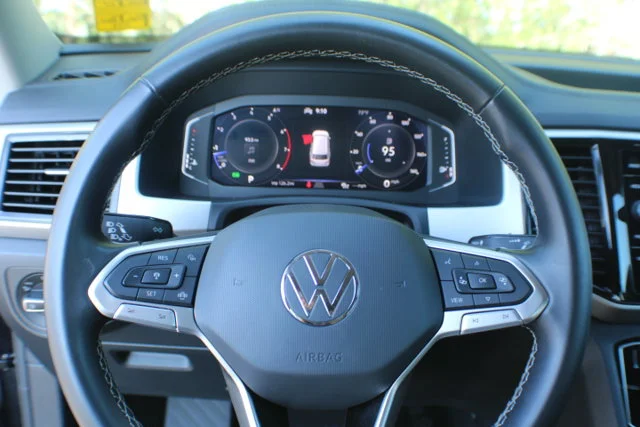 Used 2022 Deep Black Pearl Volkswagen 3.6L V6 SE w/Technology image 8