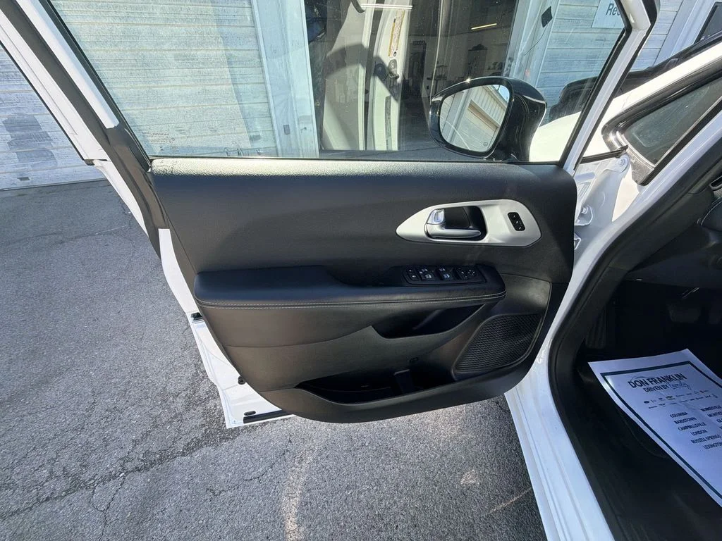 Used 2025 White Chrysler Limited image 13