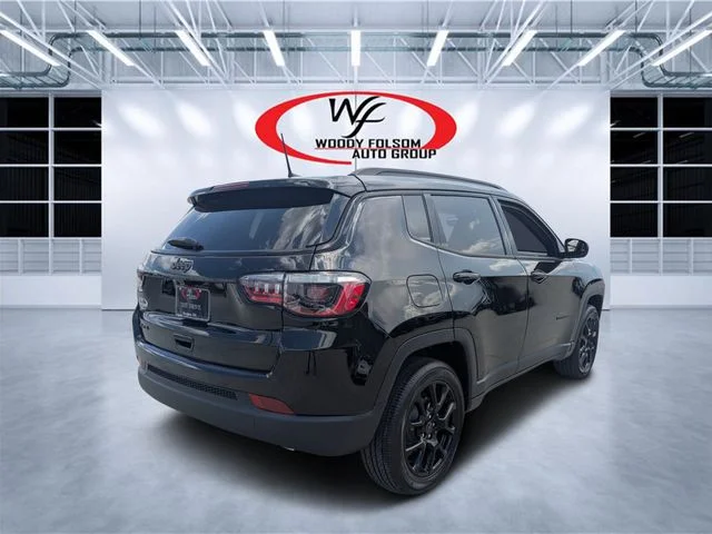New 2026 Diamond Black Crystal Pearl-Coat Exterior Paint Jeep Latitude image 3