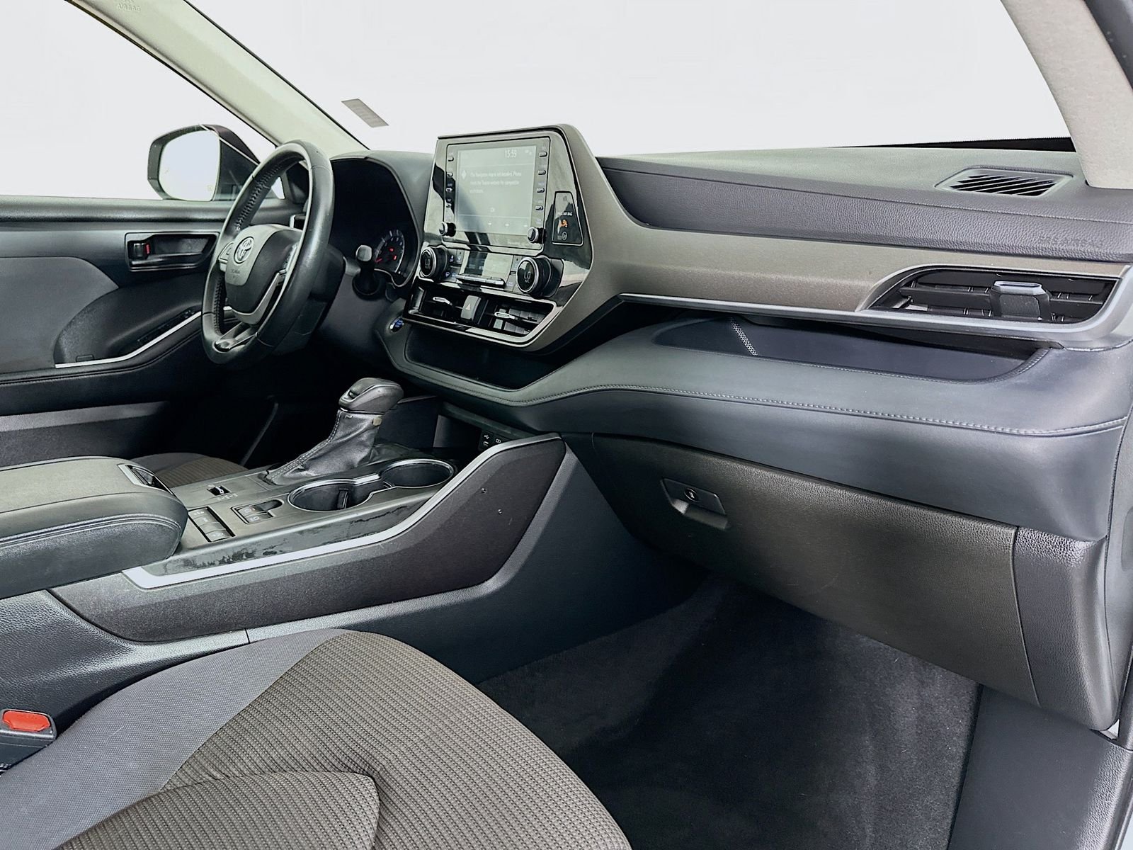 Used 2022 Pearl Toyota LE image 30