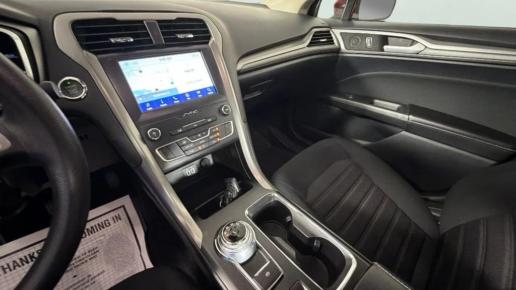 Used 2020 Red Ford SE image 19
