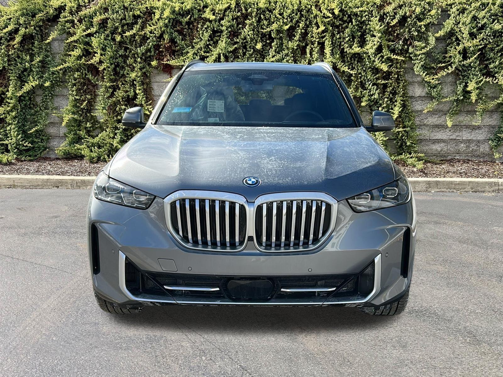 New 2026 Skyscraper Grey Metallic BMW xDrive50e image 2