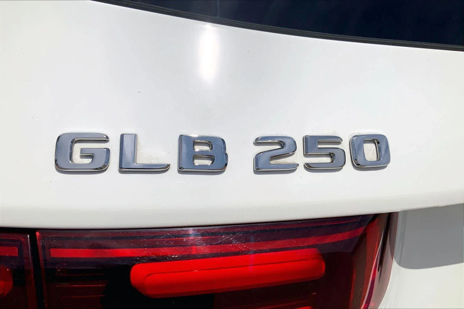 Used 2025 Polar White Mercedes-Benz GLB 250 image 33