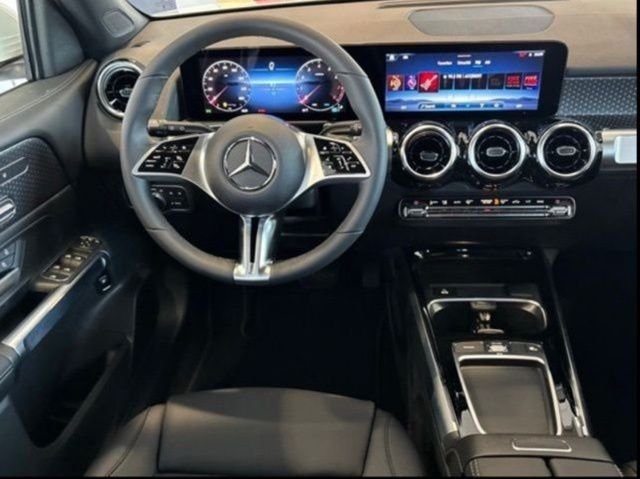 New 2026 Polar White Mercedes-Benz GLB 250 image 17