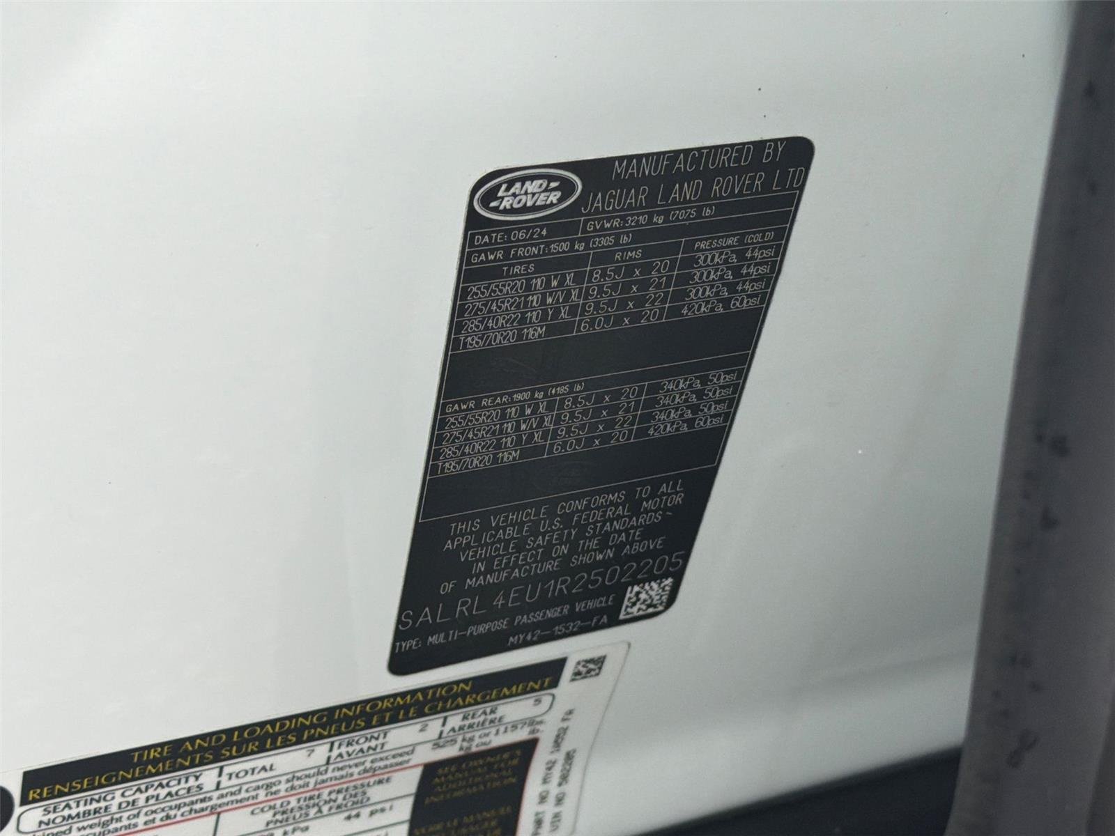 Used 2024 Fuji White Land Rover Dynamic SE image 29