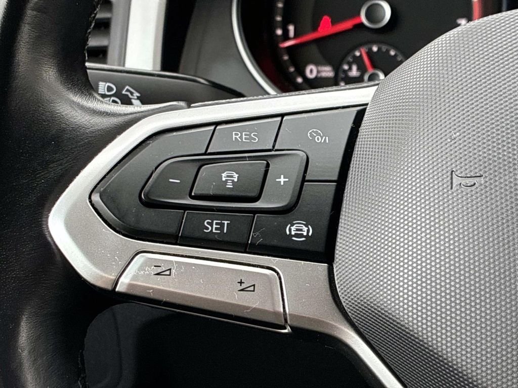 Used 2021 White Volkswagen 3.6L V6 SE w/Technology image 24
