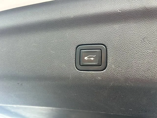 Used 2021 SUMMIT WHITE Chevrolet Premier image 23