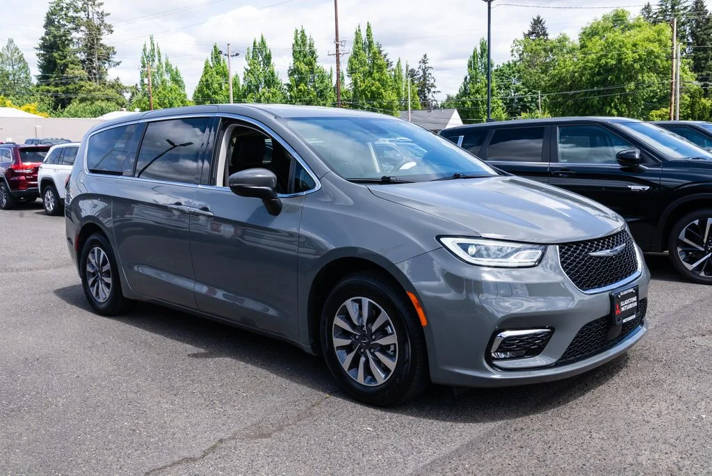 Used 2023 White Chrysler Touring L image 1