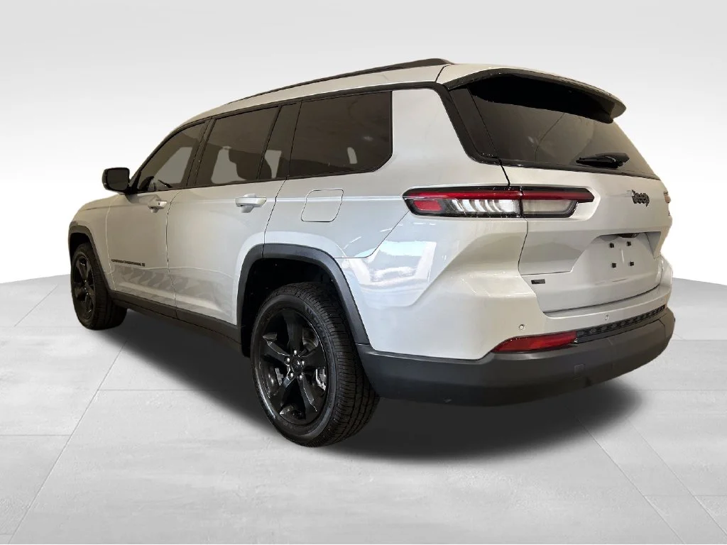 Used 2021 Silver Jeep Altitude image 3