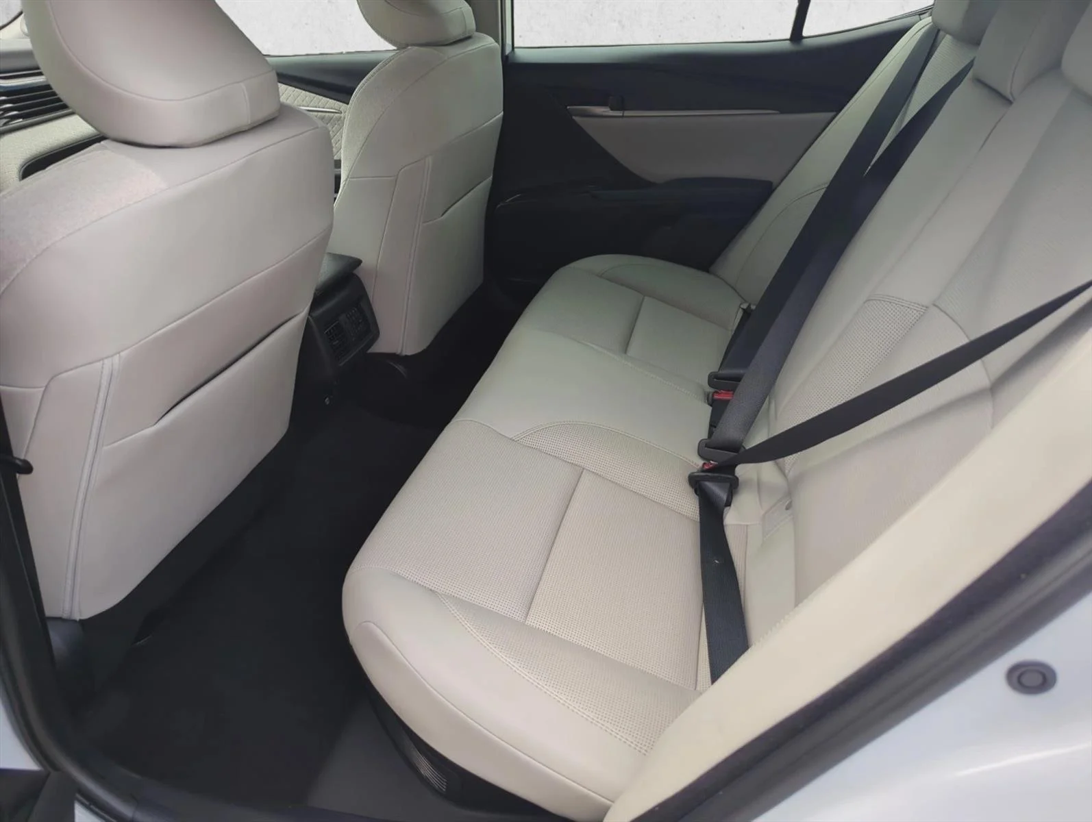 Used 2025 Wind Chill Pearl Toyota XLE image 7