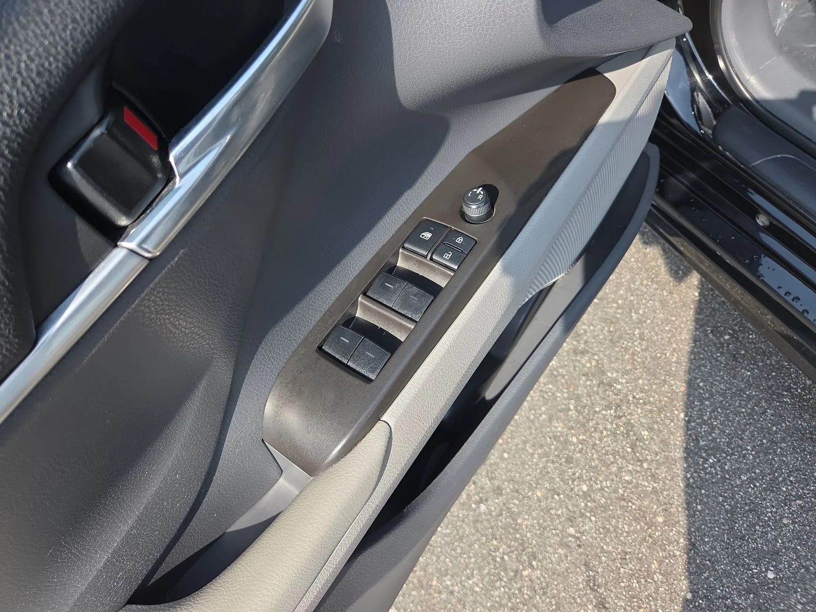Used 2022 Midnight Black Metallic Toyota SE image 15