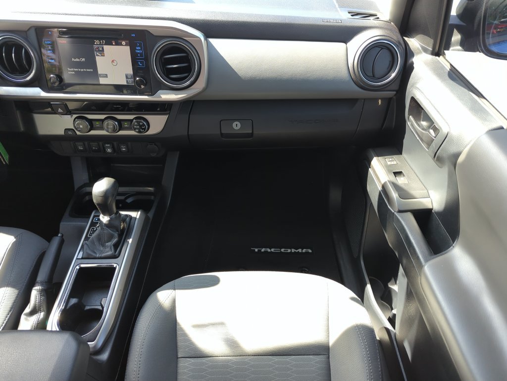 Used 2018 Blue Toyota SR5 image 13