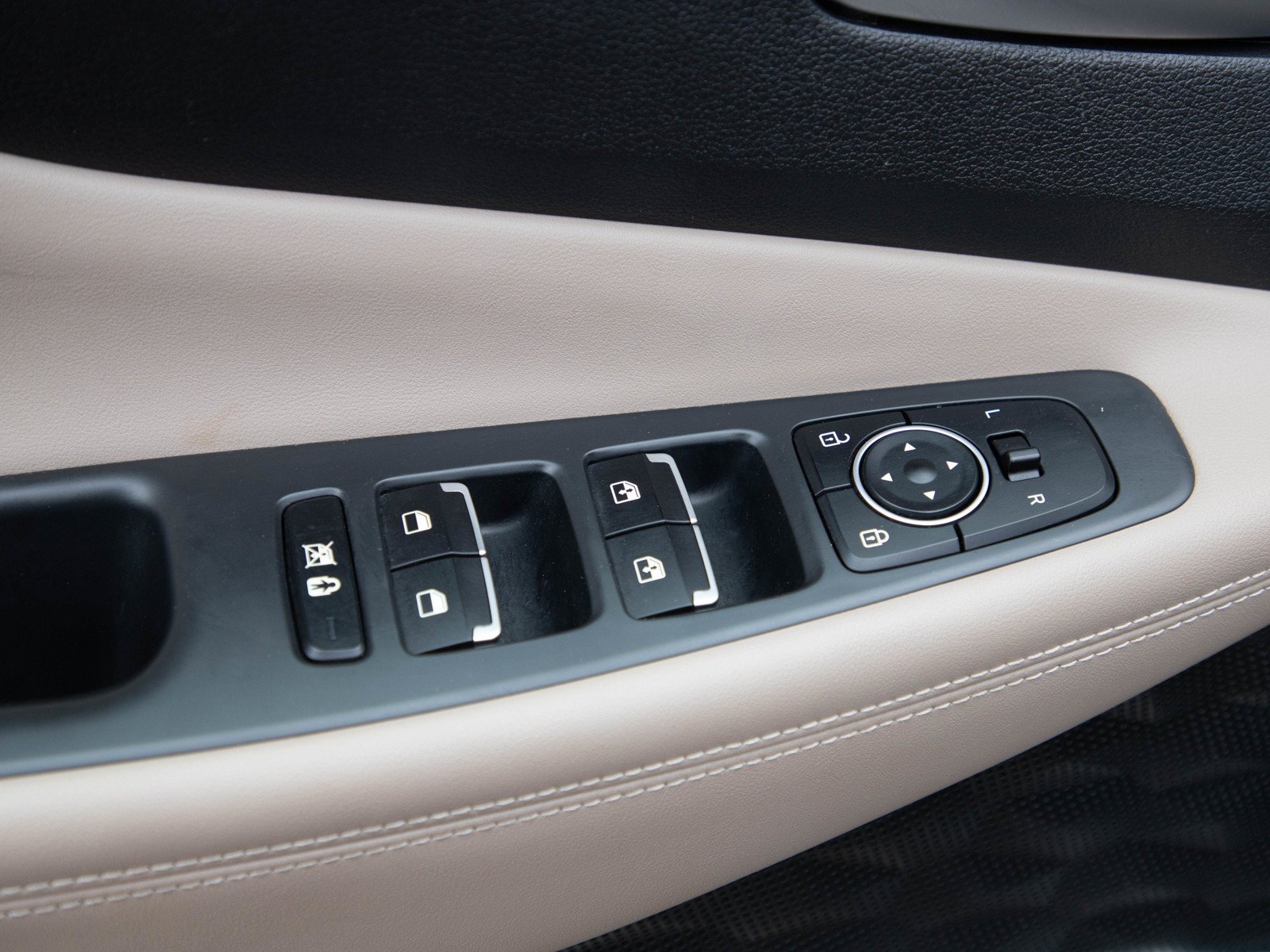 2019 Hyundai Santa Fe Limited - Photo 23