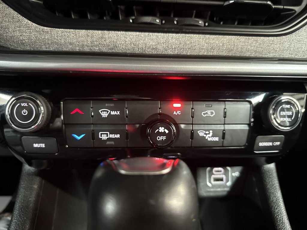 Used 2025 Silver Jeep Latitude image 25