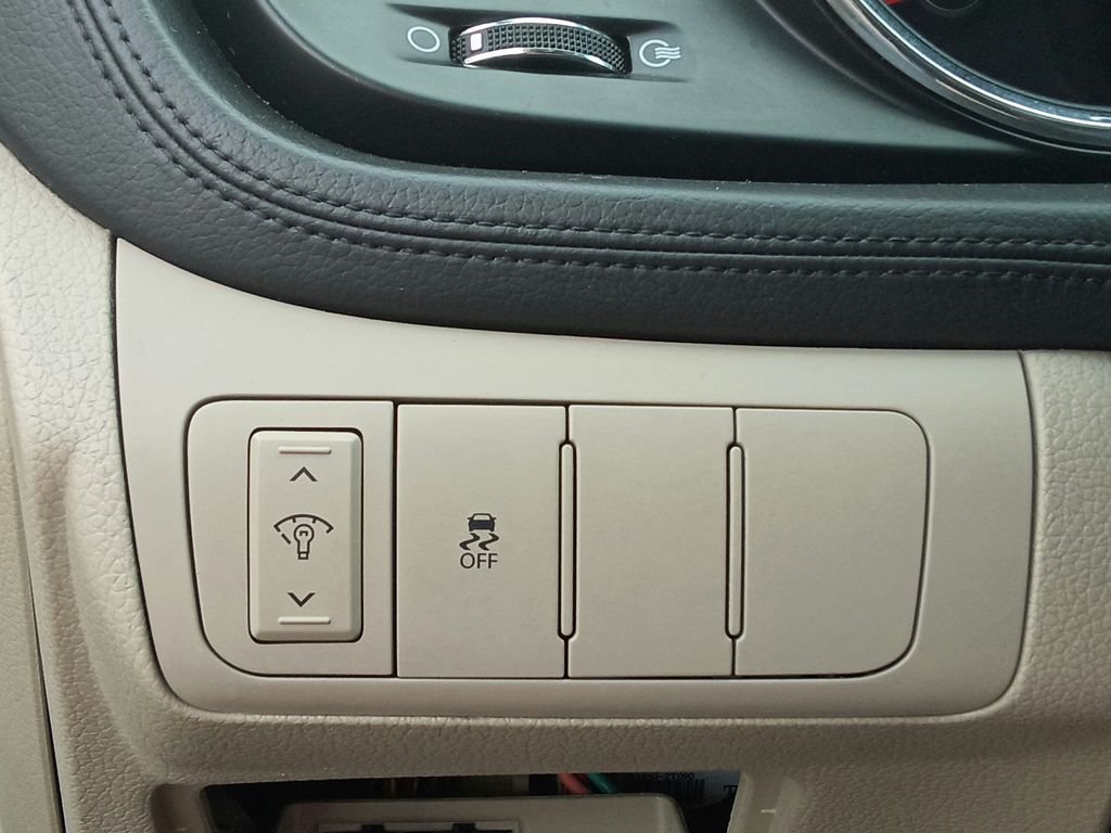 Used 2012 Black Kia EX image 28