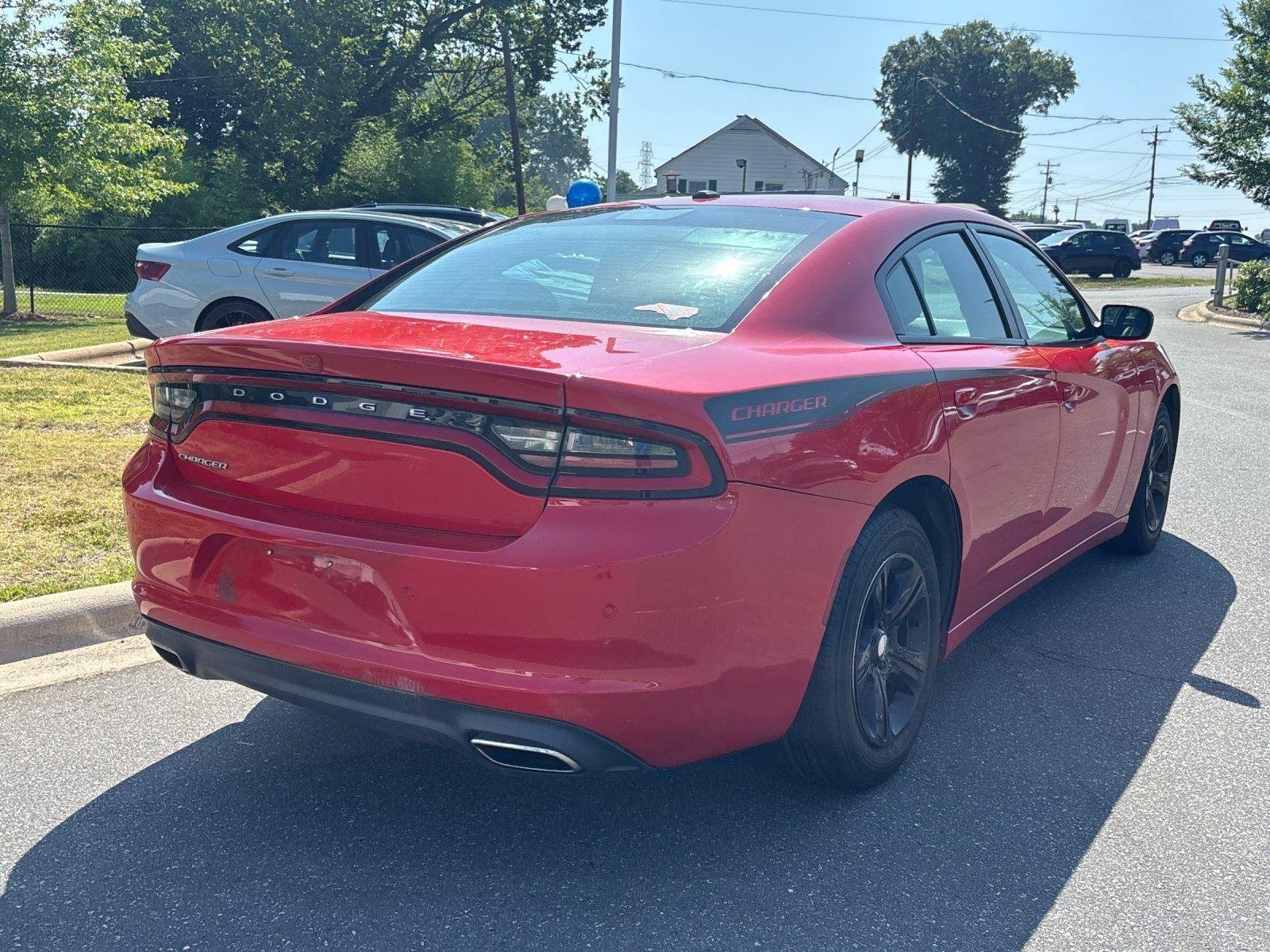 Used 2020 Torred Clearcoat Dodge SXT image 5