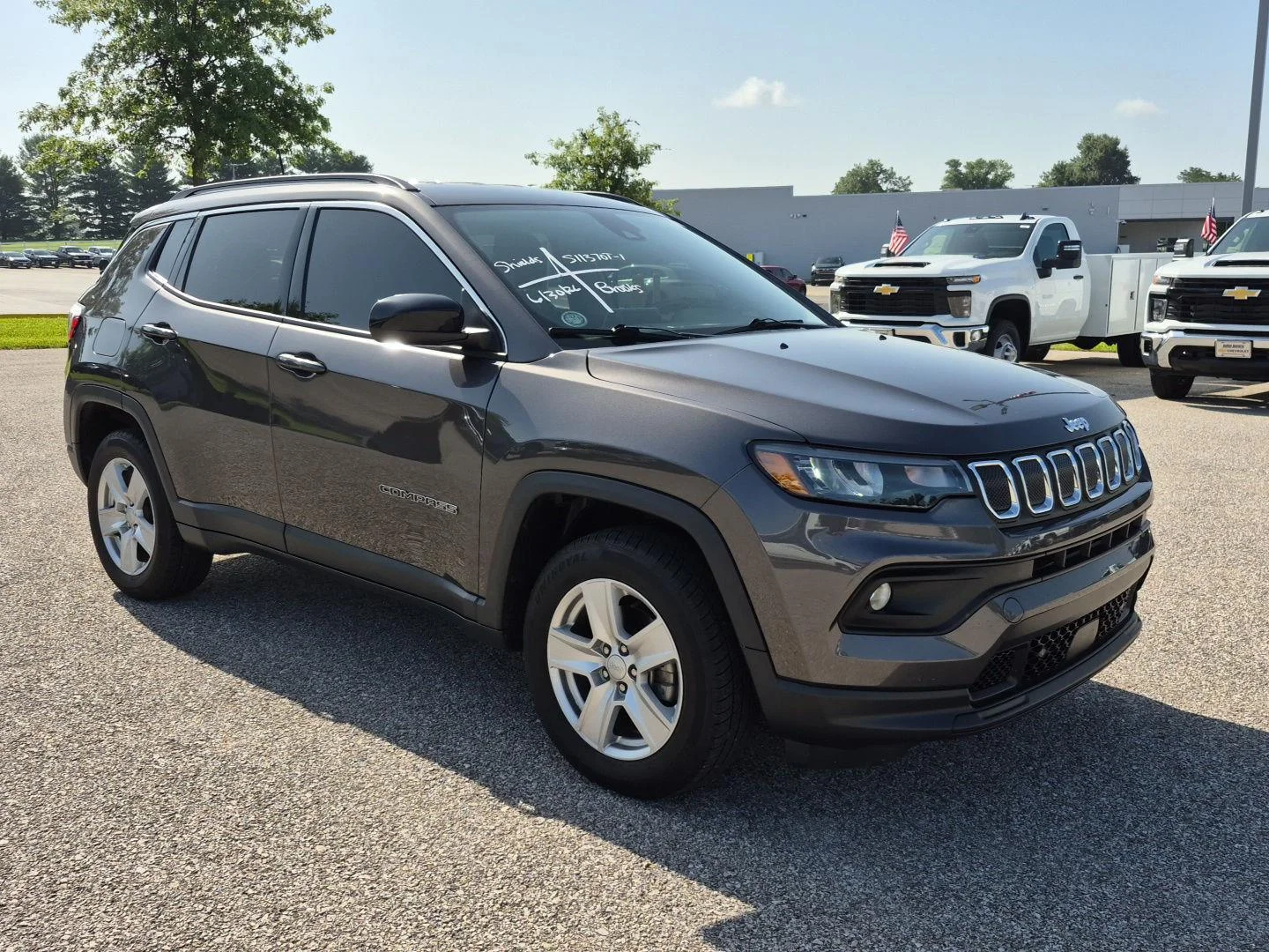 Used 2022 Granite Crystal Metallic Clearcoat Jeep Latitude image 3