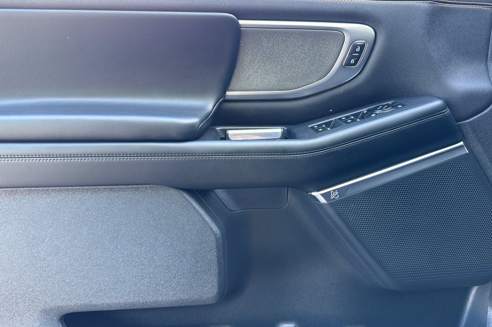 Used 2025  Ford Tremor image 11